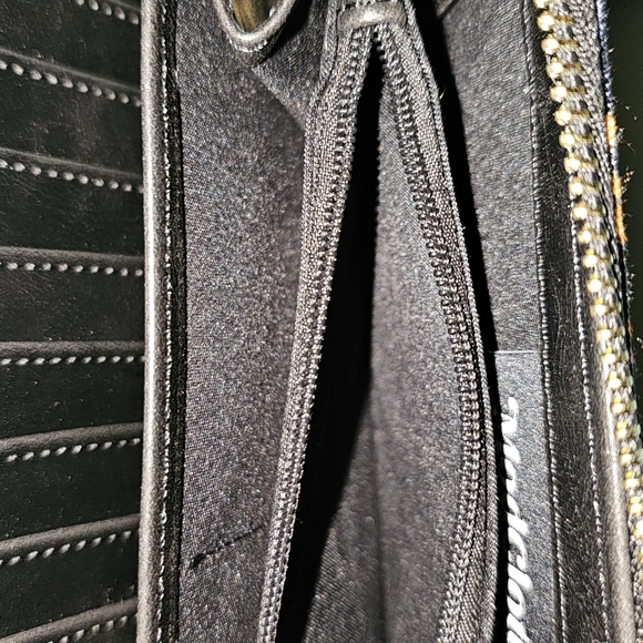 ModCloth x Hello Kitty Bows Camp Director Zipped wallet - Picture 6 of 8